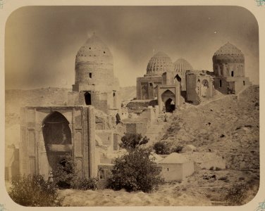Samarkandskiia drevnosti. Grobnitsa sviatago Kussama (sic) ibni Abassa (Shakh-Zinde) i mavzolei pri nei. Obshchii vid s iuga (vkhod) LCCN2007676493