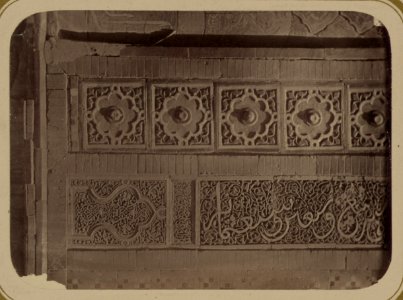 Samarkandskiia drevnosti. Grobnitsa sviatago Kussama ibni Abassa (Shakh-Zinde) i mavzolei pri nei. Mavzolei Aine-Khane. (Emira Mussi) Nadpis' izobrazhaiushchaia god postroiki zdaniia, na LCCN2007686770
