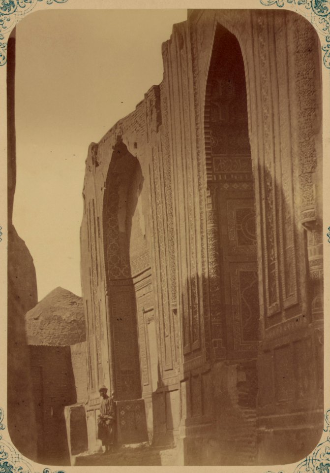 Samarkandskiia drevnosti. Grobnitsa sviatago Kussama ibni Abassa (Shakh-Zinde) i mavzolei pri nei. Mavzolei Chuchun'-Bika. Vid s sievera na fasad mavzoleia Chuchun Bika i Kutluk LCCN2007683650