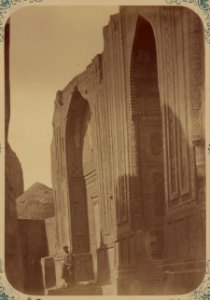 Samarkandskiia drevnosti. Grobnitsa sviatago Kussama ibni Abassa (Shakh-Zinde) i mavzolei pri nei. Mavzolei Chuchun'-Bika. Vid s sievera na fasad mavzoleia Chuchun Bika i Kutluk LCCN2007683650