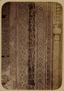 Samarkandskiia drevnosti. Grobnitsa sviatago Kussama ibni Abassa (Shakh-Zinde) i mavzolei pri nei. Mavzolei docheri Emira Khodzhi Toglu-Tekin. Nadpis' na lievoi storonie fasada (verkhniaia) LCCN2008676182