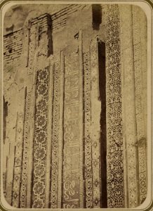Samarkandskiia drevnosti. Grobnitsa sviatago Kussama ibni Abassa (Shakh-Zinde) i mavzolei pri nei. Mavzolei Emir Khuseina. Nadpis' na pravoi polovinie fasada. Verkhniaia chast' LCCN2007683652