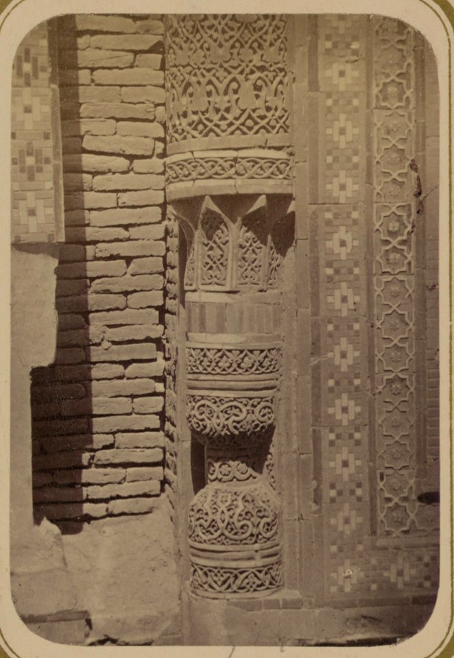 Samarkandskiia drevnosti. Grobnitsa sviatago Kussama ibni Abassa (Shakh-Zinde) i mavzolei pri nei. Mavzolei Emira Kutuluka Turdi-Bek-Aka. Baza kolony (sic) LCCN2007683680