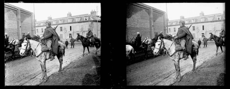 Saleux. Passage de goumiers - Fonds Berthelé - 49Fi822