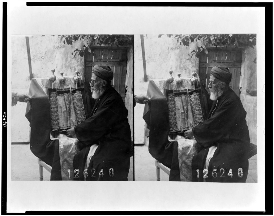 Samaritan high priest with ancient copy of the Pentateuch, Palestine LCCN96510344