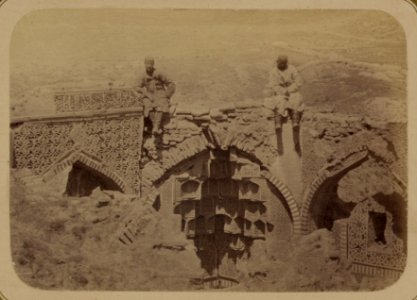Samarkandskiia drevnosti. Grobnitsa sviatago Kussama ibni Abassa (Shakh-Zinde) i mavzolei pri nei. Mavzolei Sha-Arap. Vid verkhnei razrushennoi chasti LCCN2007686791