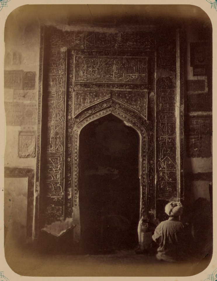 Samarkandskiia drevnosti. Grobnitsa sviatago Kussama ibni Abassa (Shakh-Zinde) i mavzolei pri nei. Mechet (khanaka) Shakh-Zinde. Vid mikhraba nishi dlia moleniia v mechetie (pered grobnitsei LCCN2008676167