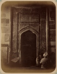 Samarkandskiia drevnosti. Grobnitsa sviatago Kussama ibni Abassa (Shakh-Zinde) i mavzolei pri nei. Mechet (khanaka) Shakh-Zinde. Vid mikhraba nishi dlia moleniia v mechetie (pered grobnitsei LCCN2008676167