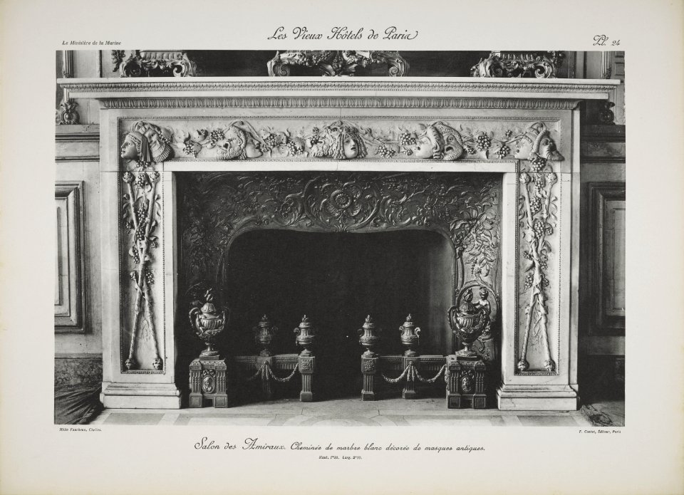 Salon des Amiraux. Cheminée de marbre blanc décorée de masques antiques (jlpw15 0750)
