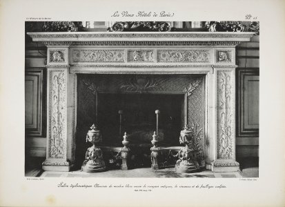Salon diplomatique. cheminée de marbre blanc orné de masques antiques, de rinceaux et de feuillages sculptés (jlpw15 0741)