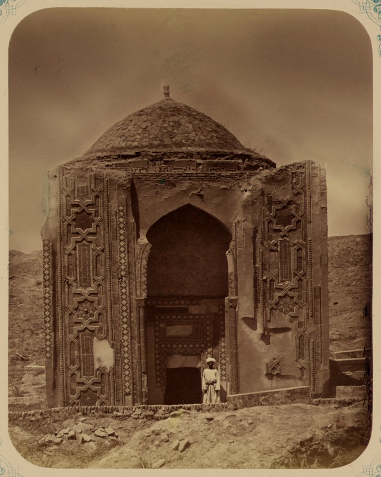 Samarkandskiia drevnosti. Grobnitsa sviatago Kassima (sic) ibni Abassa (Shakh-Zinde) i mavzolei pri nem (sic). Mavzolei Emira Abu-Tengi. Fasad LCCN2007683687