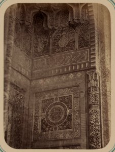 Samarkandskiia drevnosti. Grobnitsa sviatago Kassima (sic) ibni Abassa (Shakh-Zinde) i mavzolei pri nem (sic). Mavzolei Emira Kutuluka Turdi Bek-Aka. Otdielka shchek nishi naruzhnago fasada LCCN2007683674