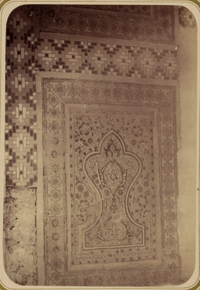 Samarkandskiia drevnosti. Grobnitsa sviatago Kussama ibni Abassa (Shakh-Zinde) i mavzolei pri nem (sic). Mavzolei Emira Abu-Tengi. Otdielka shchek nishi (niz) LCCN2007683691