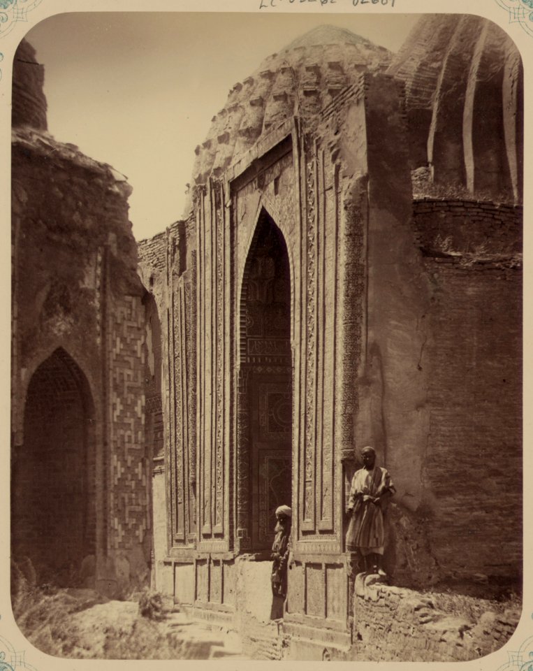 Samarkandskiia drevnosti. Grobnitsa sviatago Kassima (sic) ibni Abassa (Shakh-Zinde) i mavzolei pri nem (sic). Mavzolei Emira Kutuluka Turdi Bek-Aka. Vid na fasad s sievera LCCN2007683673