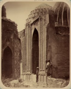 Samarkandskiia drevnosti. Grobnitsa sviatago Kassima (sic) ibni Abassa (Shakh-Zinde) i mavzolei pri nem (sic). Mavzolei Emira Kutuluka Turdi Bek-Aka. Vid na fasad s sievera LCCN2007683673