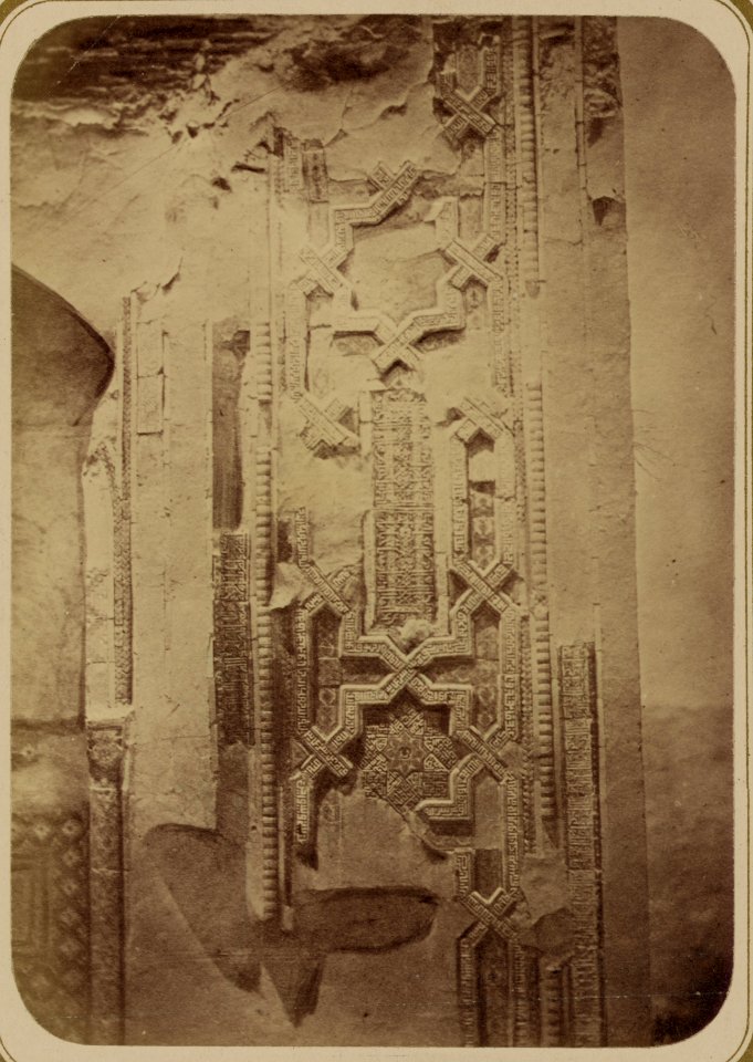 Samarkandskiia drevnosti. Grobnitsa sviatago Kussama ibni Abassa (Shakh-Zinde) i mavzolei pri nem (sic). Mavzolei Emira Abu-Tengi. Pravaia storona fasada LCCN2007683689