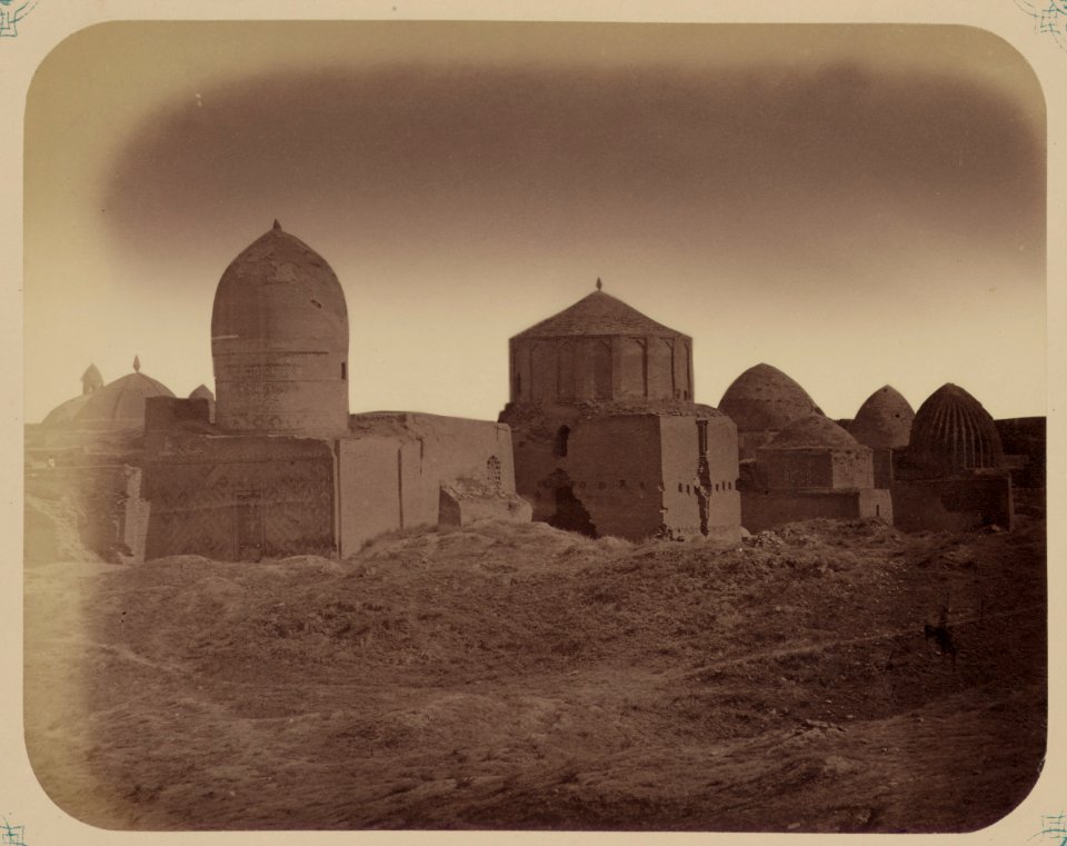 Samarkandskiia drevnosti. Grobnitsa sviatago Kussama (sic) ibni Abassa (Shakh-Zinde) i mavzolei pri nei. Obshchii vid s sievero-zapada LCCN97501366