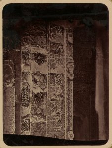 Samarkandskiia drevnosti. Grobnitsa sviatago Kussama ibni Abassa (Shakh-Zinde) i mavzolei pri nem (sic). Mavzolei Shirin-Beka. Chast' nadpisi s pravoi storony fasada LCCN2008676173