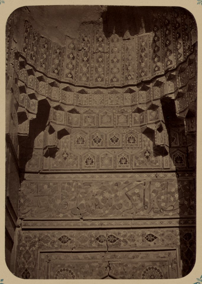 Samarkandskiia drevnosti. Grobnitsa sviatago Kussama ibni Abassa (Shakh-Zinde) i mavzolei pri nem (sic). Mavzolei Shirin-Beka. Vid raznykh chastei vkhodnoi nishi fasada (verkhniaia chast'). LCCN2008676175