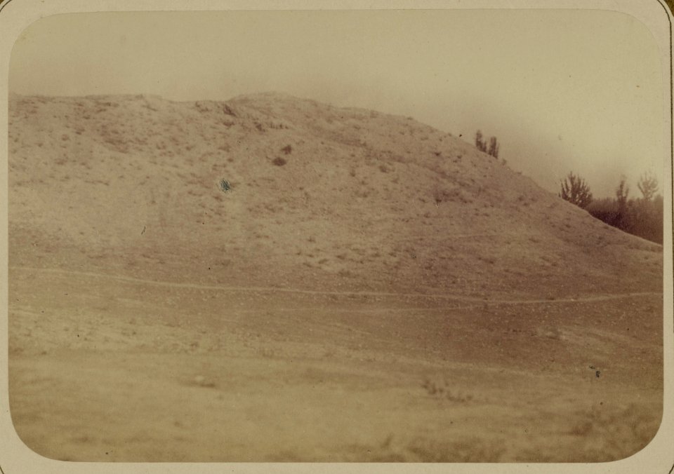 Samarkandskiia drevnosti. Kurgany v okrestnostiakh goroda. Miestnost' pai fasad. Obshchii vid kholma s ego podoshvy LCCN2007683444