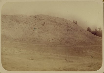 Samarkandskiia drevnosti. Kurgany v okrestnostiakh goroda. Miestnost' pai fasad. Obshchii vid kholma s ego podoshvy LCCN2007683444