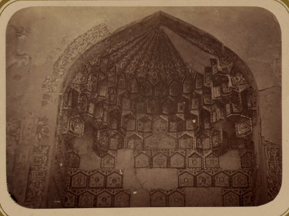Samarkandskiia drevnosti. Grobnitsa sviatago Kussama ibni Abassa (Shakh-Zinde) i mavzolei pri nei. Mavzolei Aine-Khane (Emira Mussi). Verkhniaia otdielka vkhodnoi nishi LCCN2007686769