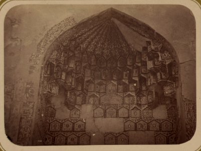 Samarkandskiia drevnosti. Grobnitsa sviatago Kussama ibni Abassa (Shakh-Zinde) i mavzolei pri nei. Mavzolei Aine-Khane (Emira Mussi). Verkhniaia otdielka vkhodnoi nishi LCCN2007686769