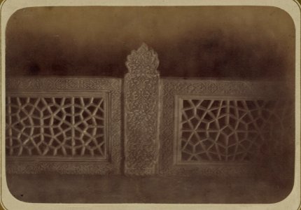 Samarkandskiia drevnosti. Mavzolei Emira Timura Kuragana (Guremir (sic)). Chast' mramornoi rieshotki okruzhaiushchei nadgrobnye kamni LCCN2007683382