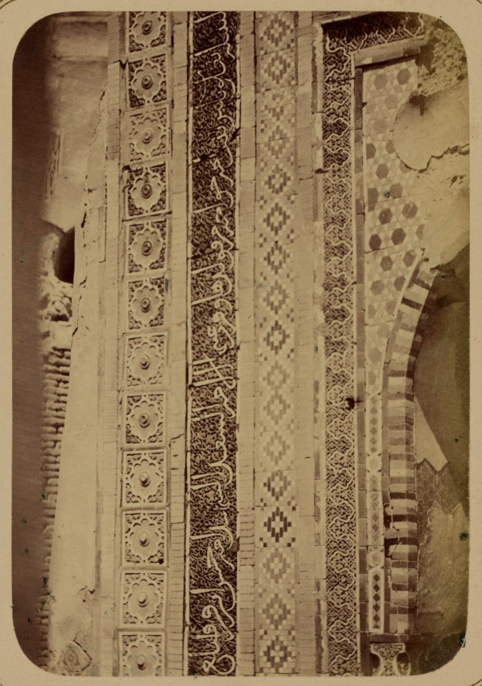 Samarkandskiia drevnosti. Grobnitsa sviatago Kussama ibni Abassa (Shakh-Zinde) i mavzolei pri nei. Mavzolei docheri Emira Khodzhi Toglu-Tekin. Nadpis' na lievoi storonie fasada (niz) LCCN2008676184