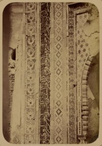 Samarkandskiia drevnosti. Grobnitsa sviatago Kussama ibni Abassa (Shakh-Zinde) i mavzolei pri nei. Mavzolei docheri Emira Khodzhi Toglu-Tekin. Nadpis' na lievoi storonie fasada (niz) LCCN2008676184