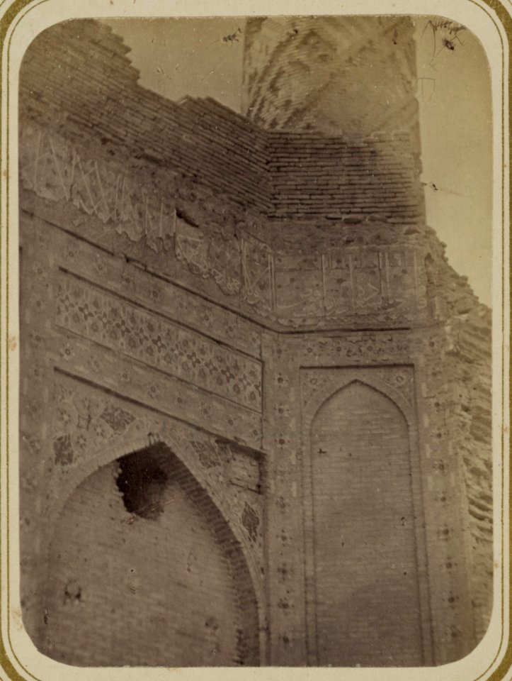 Samarkandskiia drevnosti. Mavzolei Emira Timura Kuragana (Guremir (sic)). Nadpisi idushchiia po frizu vsego fasada LCCN2007683376