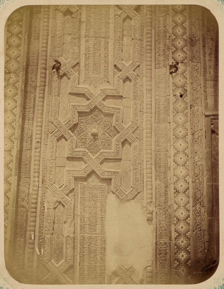 Samarkandskiia drevnosti. Grobnitsa sviatago Kussama ibni Abassa (Shakh-Zinde) i mavzolei pri nei. Mavzolei Emira Abu-Tengi. Nadpis' na pravoi storonie fasada. Seredina LCCN2007683692