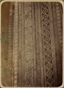 Samarkandskiia drevnosti. Grobnitsa sviatago Kussama ibni Abassa (Shakh-Zinde) i mavzolei pri nei. Mavzolei Emira Kutuluka Turdi Bek-Aka. Nadpis' na lievoi storonie fasada (verkh) LCCN2007683678