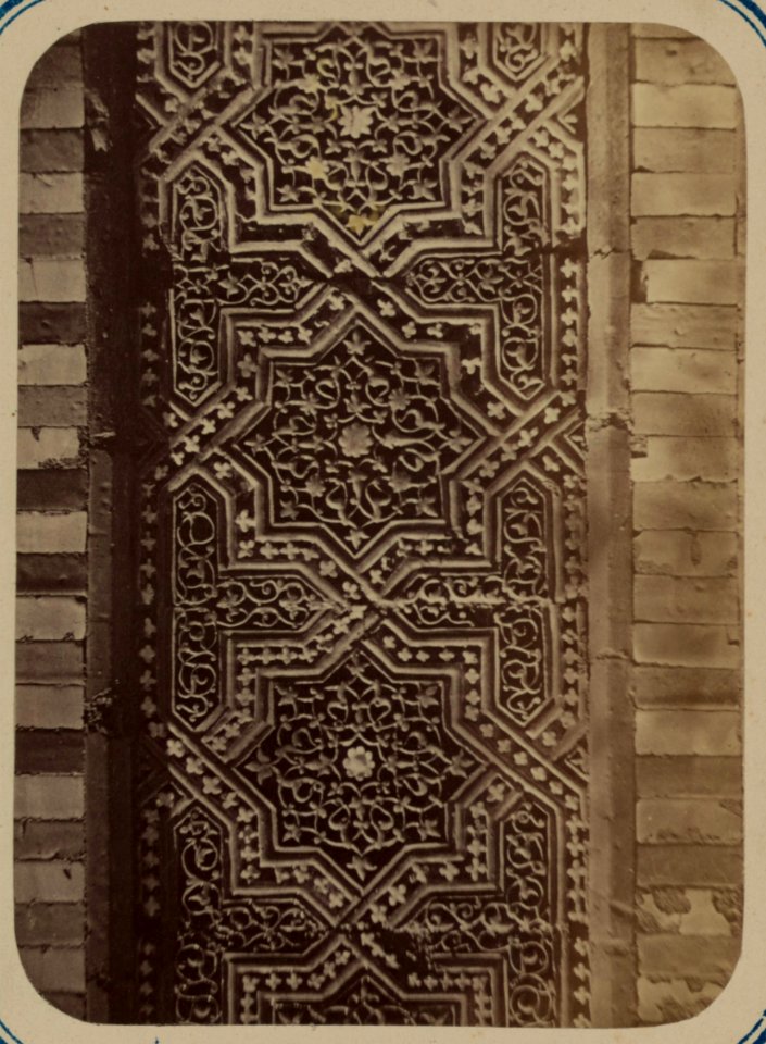 Samarkandskiia drevnosti. Grobnitsa sviatago Kussama ibni Abassa (Shakh-Zinde) i mavzolei pri nei. Mavzolei Sha-Arap. Chast' otdielka na fasadie LCCN2007686784