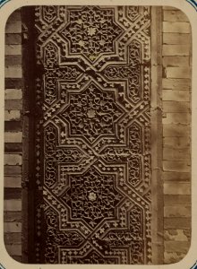 Samarkandskiia drevnosti. Grobnitsa sviatago Kussama ibni Abassa (Shakh-Zinde) i mavzolei pri nei. Mavzolei Sha-Arap. Chast' otdielka na fasadie LCCN2007686784