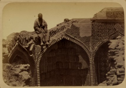 Samarkandskiia drevnosti. Grobnitsa sviatago Kussama ibni Abassa (Shakh-Zinde) i mavzolei pri nei. Mavzolei Sha-Arap. Vid verkhnei razrushennoi chasti LCCN2002710076