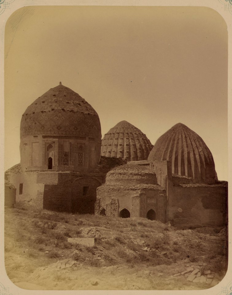 Samarkandskiia drevnosti. Grobnitsa sviatago Kussama ibni Abassa (Shakh-Zinde) i mavzolei pri nei. Mavzolei Shirin-Beka. Obshchii vid s vostoka na mavzolei- Shirin-Beka, Chugun'-Beka-Aki i LCCN2008676170