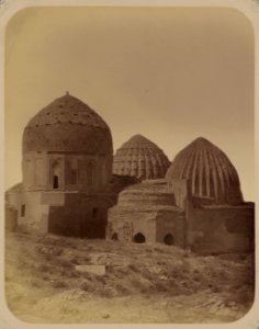 Samarkandskiia drevnosti. Grobnitsa sviatago Kussama ibni Abassa (Shakh-Zinde) i mavzolei pri nei. Mavzolei Shirin-Beka. Obshchii vid s vostoka na mavzolei- Shirin-Beka, Chugun'-Beka-Aki i LCCN2008676170