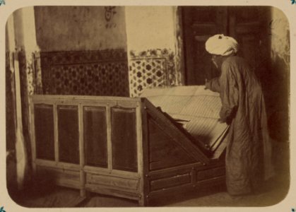 Samarkandskiia drevnosti. Grobnitsa sviatago Kussama ibni Abassa (Shakh-Zinde) i mavzolei pri nei. Mechet (khanaka) Shakh-Zinde. Piupiter s Koranom pozhertvovannym (sic) bukharskim Emirom LCCN2002710077