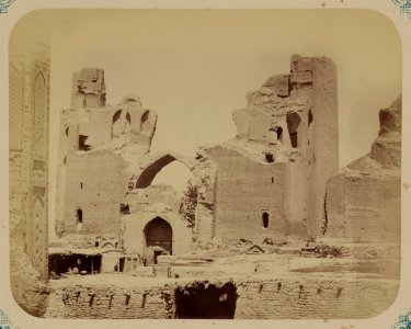 Samarkandskiia drevnosti. Medrese Bibi Khanym. Vid glavnago vkhoda s vnutrennei storony LCCN2008676188