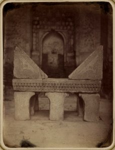 Samarkandskiia drevnosti. Medrese Bibi-Khanym sobornaia mechet'. Vid mramornogo piupitra (lau). Dlia Korana vnutri mecheti LCCN2007682728