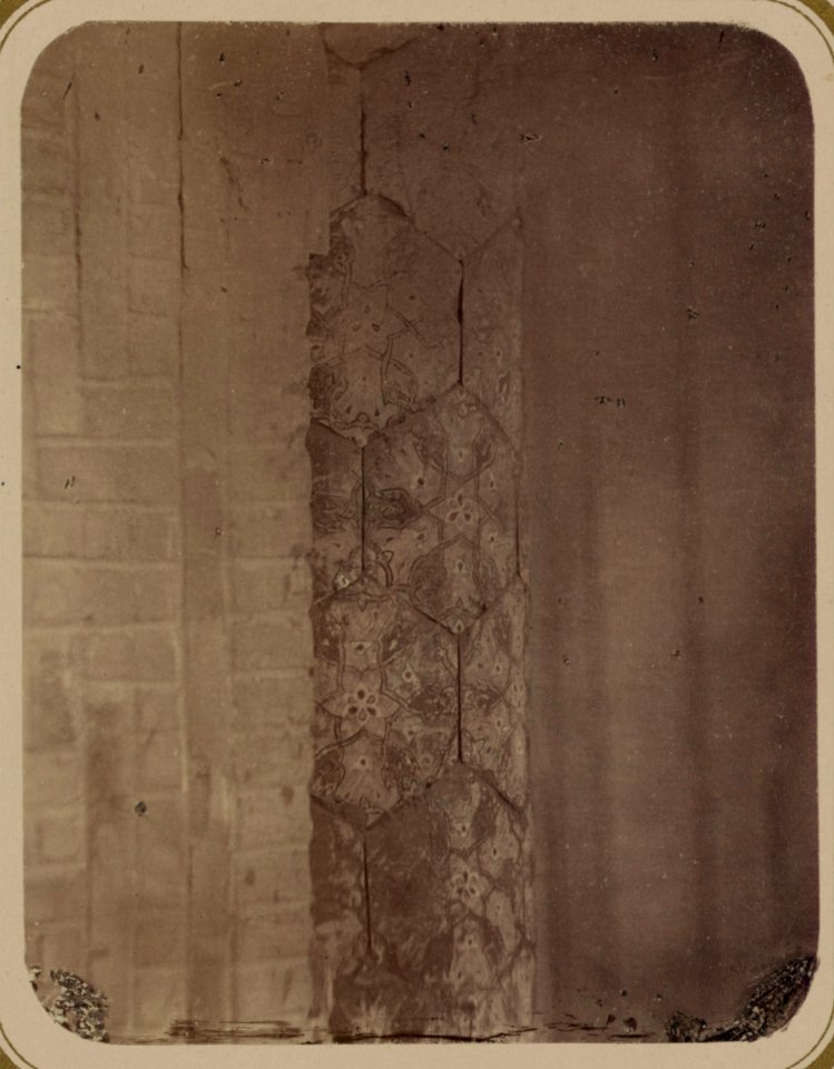 Samarkandskiia drevnosti. Medrese Bibi-Khanym. Chast' kolony (sic) v glavnoi arkie LCCN2008676191