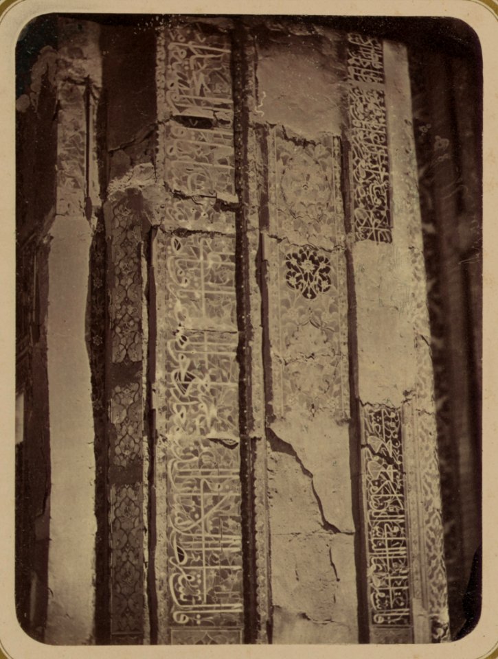 Samarkandskiia drevnosti. Grobnitsa sviatago Kussama ibni Abassa (Shakh-Zinde) i mavzolei pri nem (sic). Mavzolei Shirin-Beka. Chast' nadpisi s lievoi storony fasada LCCN2008676172