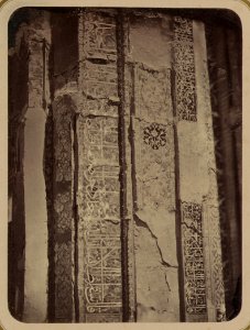 Samarkandskiia drevnosti. Grobnitsa sviatago Kussama ibni Abassa (Shakh-Zinde) i mavzolei pri nem (sic). Mavzolei Shirin-Beka. Chast' nadpisi s lievoi storony fasada LCCN2008676172