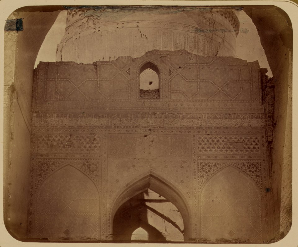Samarkandskiia drevnosti. Medrese Bibi-Khanym. Sobornaia mechet' (mecheti dzhami.) Nadpis' na srednei chasti nishi LCCN2008676198