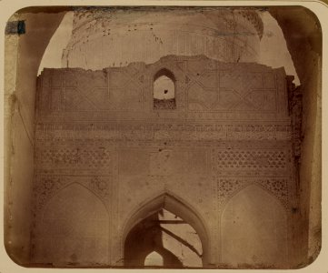 Samarkandskiia drevnosti. Medrese Bibi-Khanym. Sobornaia mechet' (mecheti dzhami.) Nadpis' na srednei chasti nishi LCCN2008676198