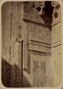 Samarkandskiia drevnosti. Grobnitsa sviatago Kussama ibni Abassa (Shakh-Zinde) i mavzolei pri nem (sic). Mavzolei Shirin-Beka. Vid raznykh chastei vkhodnoi nishi fasada (verkhniaia chast'). LCCN2008676177