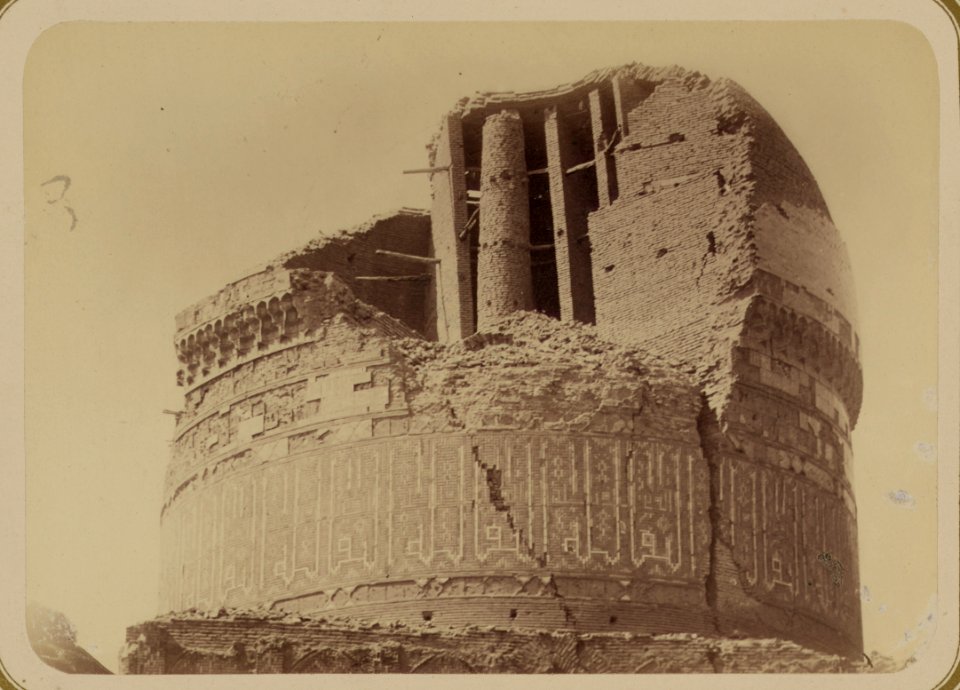 Samarkandskiia drevnosti. Medrese Bibi-Khanym. Sobornaia mechet' (mecheti dzhami.) Vid polurazrushennago kupola LCCN2008676195