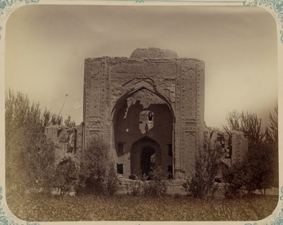 Samarkandskiia drevnosti. Ishrat khane. Razvaliny lietniago dvortsa Tamerlana. Glavnyi fasad (zapadnyi) LCCN2007683407