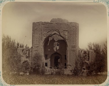 Samarkandskiia drevnosti. Ishrat khane. Razvaliny lietniago dvortsa Tamerlana. Glavnyi fasad (zapadnyi) LCCN2007683407